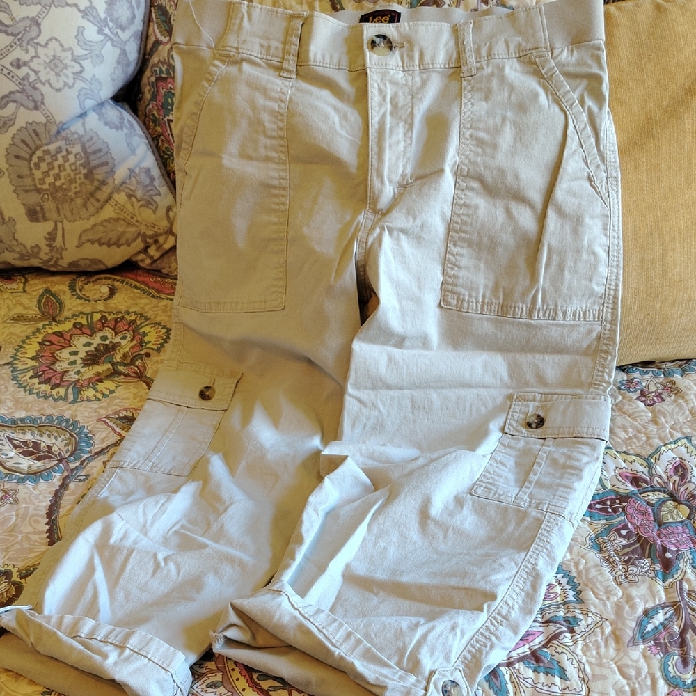 EUC Lee Brand Women's Cargo Capris, Roll Cuffs Back Button Pockets.